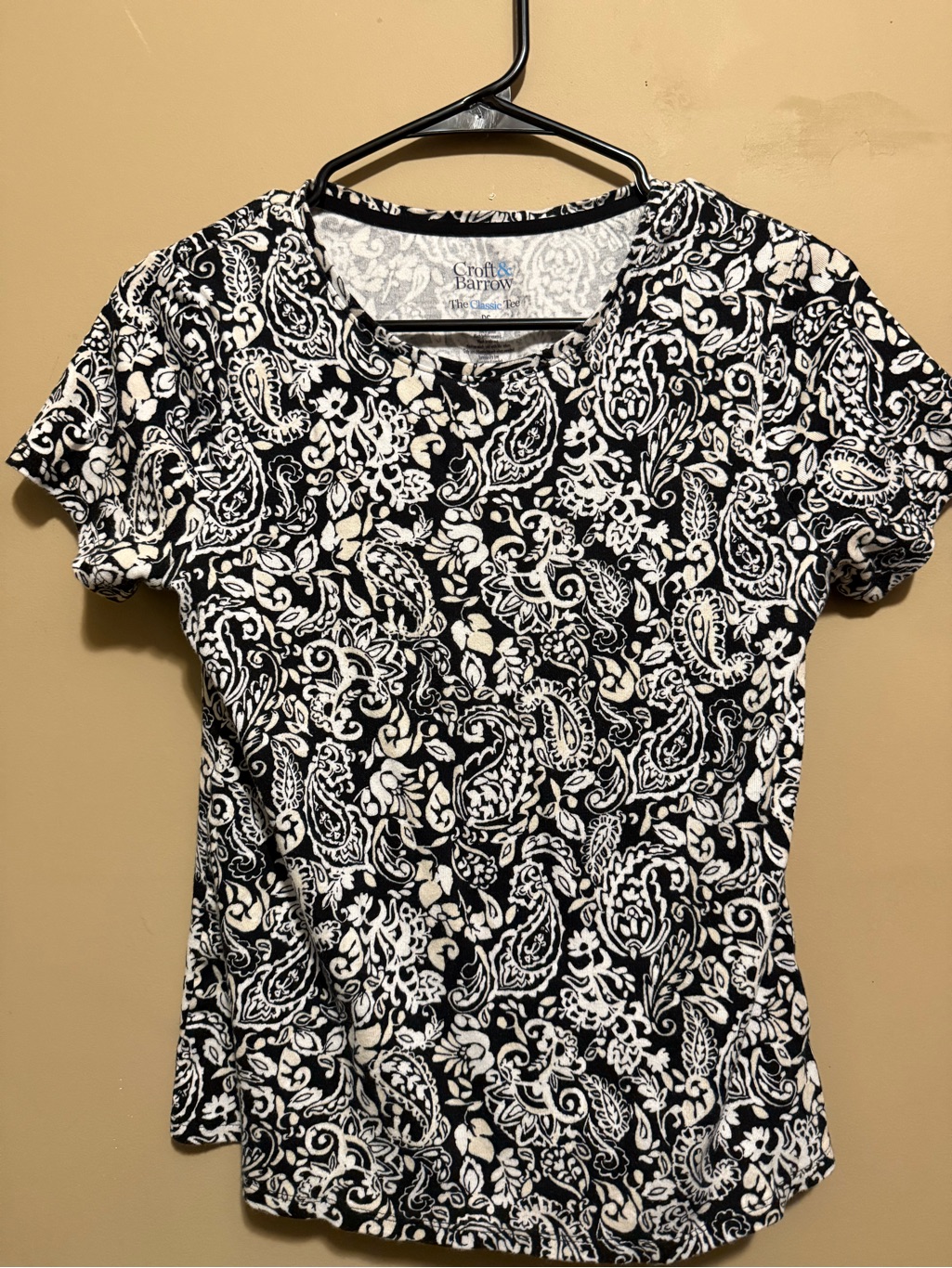 Croft & Barrow Black And White Paisley Short Sleeve Tee